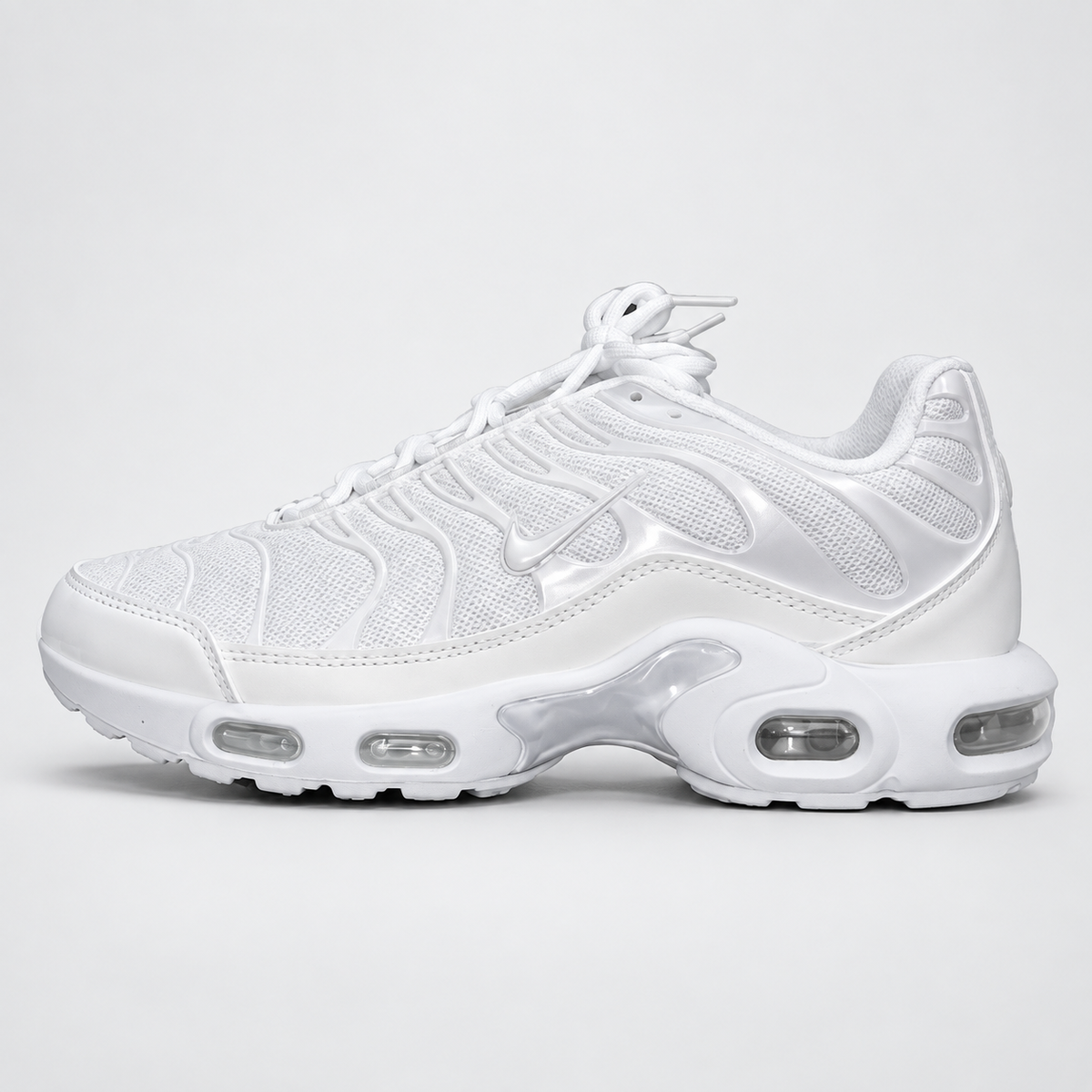 White Nike Air Max Plus